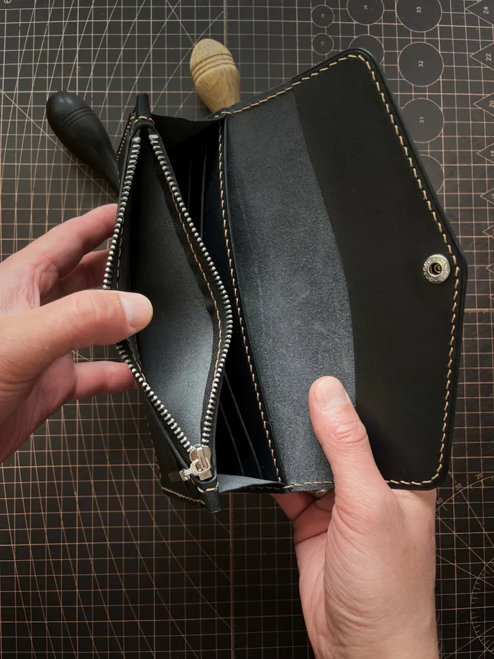 Pattern of a classic women's wallet - Pattern of a leather wallet - Download PDF & video TUTORIAL. Punch pitch 5 mm.