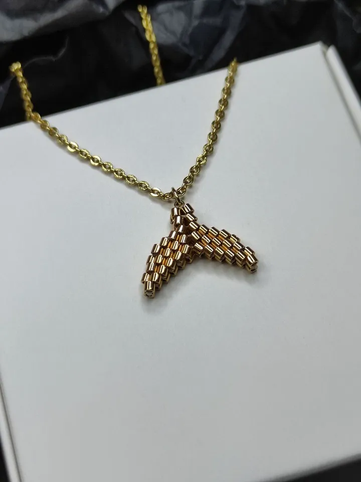 PDF tutorial - Beaded Whale Tail Pendant Necklace