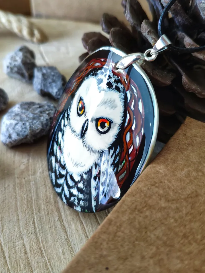 Pearl pendant necklace: Snowy owl handmade jewelry • Ghost of Artic painted on mother of pearl • dainty wisdom talisman • snow owls amulet