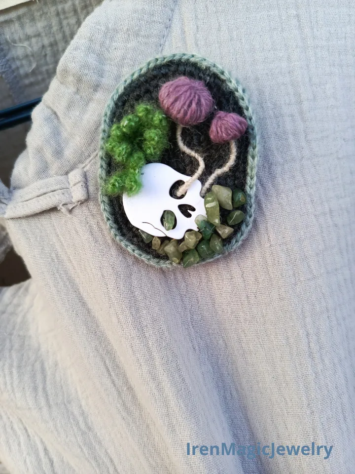 Macabre Crochet Brooch – Skull with Mushrooms & Stones