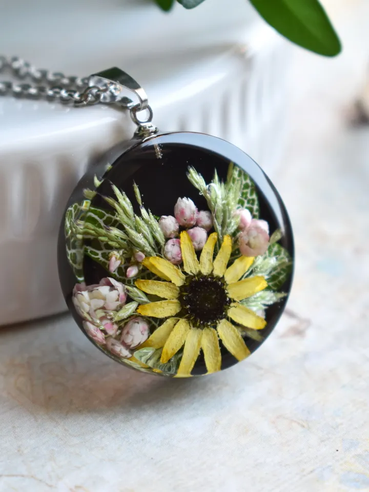 Pendant with sunflower and Fittonia in resin. Tiny Flower Necklace.