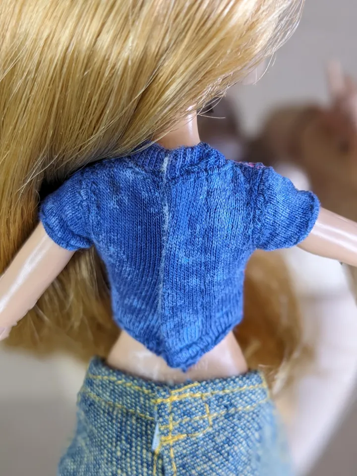 Gray T-shirts or jeans for 10.5-inch female dolls (MH, EAH)