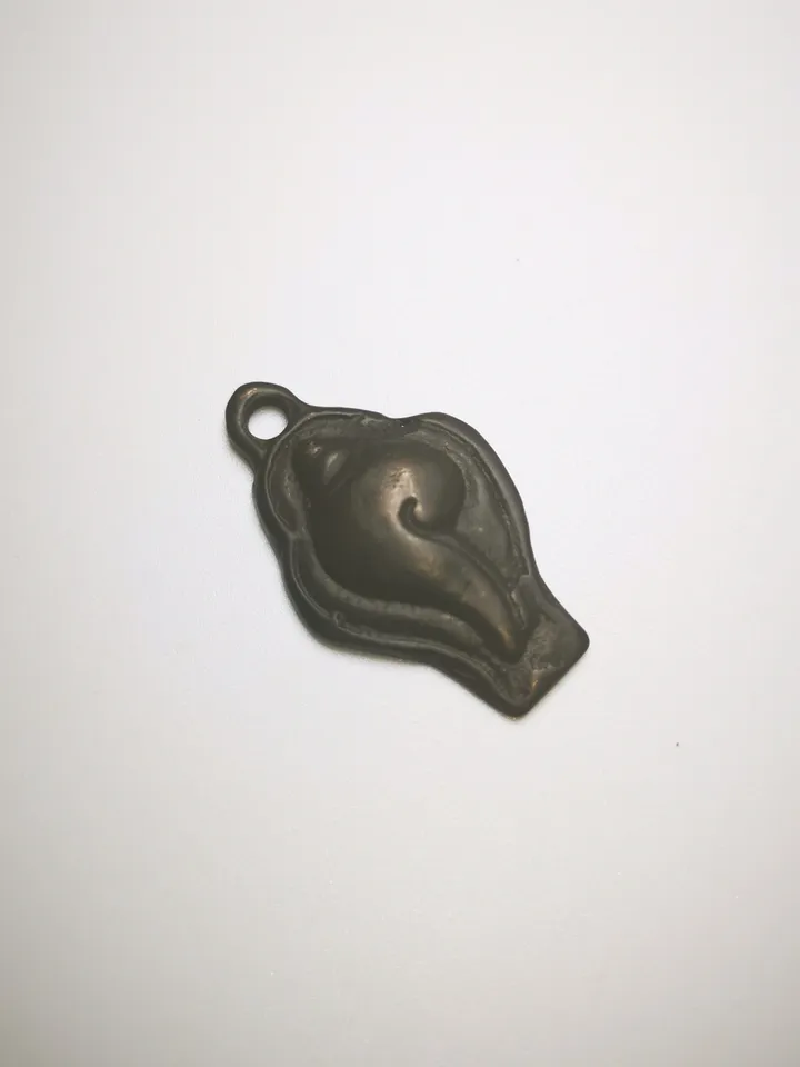 Gandhanra Antique Shankha(Divine Conch) Badge,Tibetan Buddhist Protective Amulet Pendant,Made of Thokcha,60 Years Old