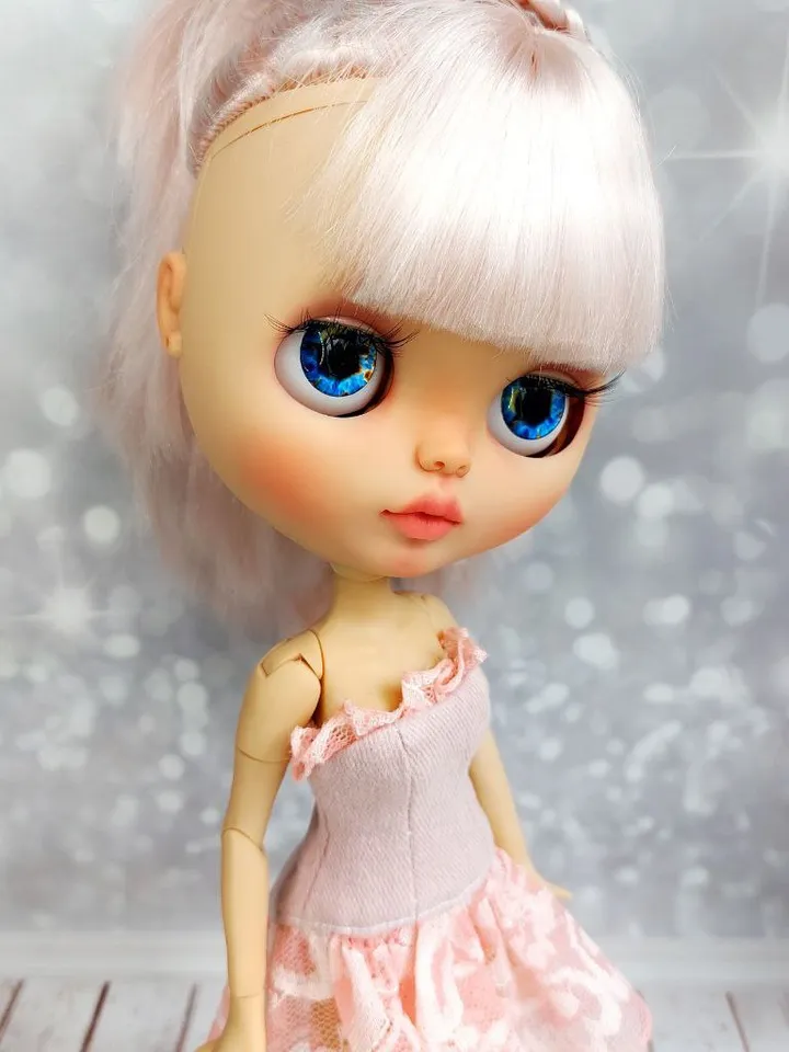 Lovely Blythe doll with delicate pink hair.