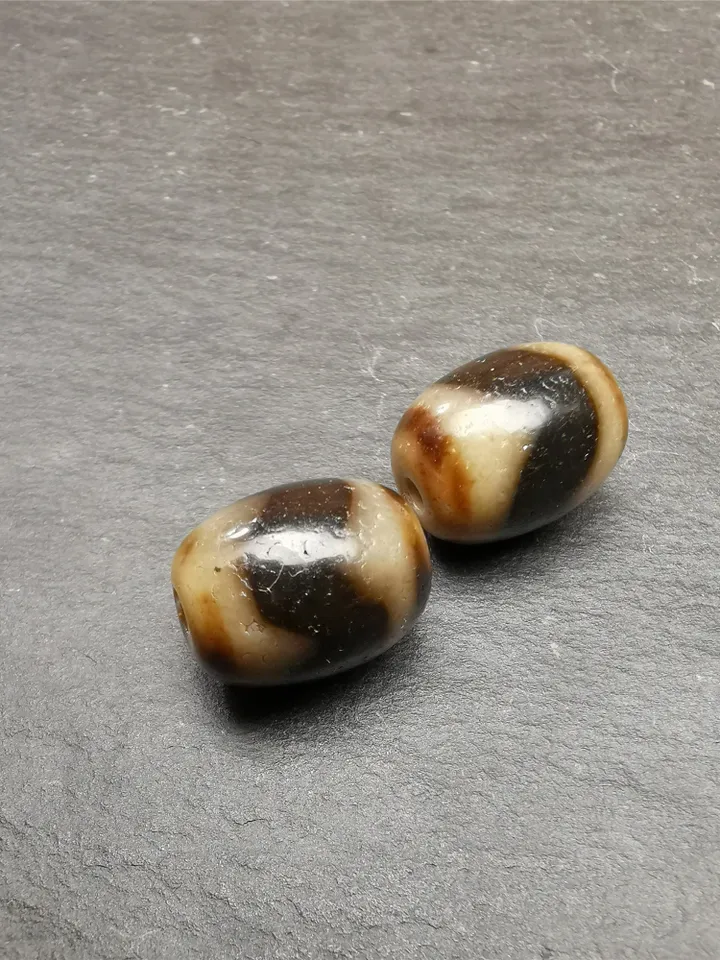 Gandhanra TibetanTiger Tooth Dzi Bead Accessories,Dzi Spacer Beads,Marker Beads for Mala Necklace,0.66" × 0.51"
