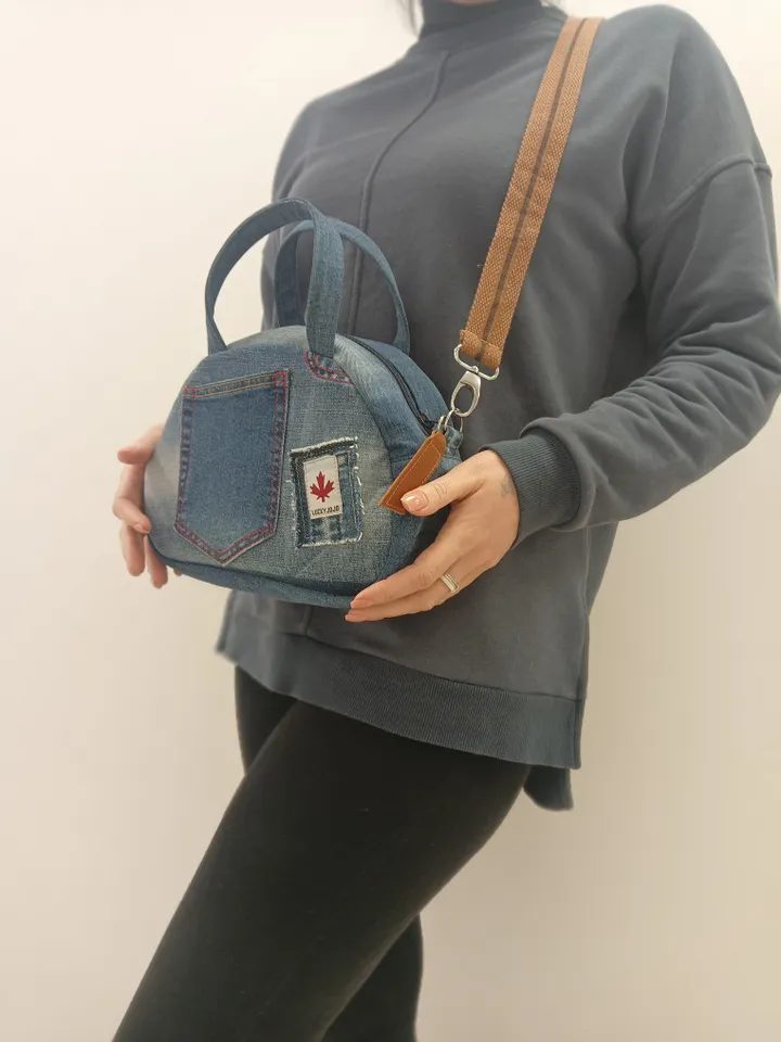 Cute denim shoulder or crossbody bag made of recycled jeans.
Nice denim Boston bag, on a belt, with 5 pockets, crossbody or shoulder, light only 275 grams, the strap is detachable. you will not see such a bag anywhere else. size 26 * 18 * 11 cm.