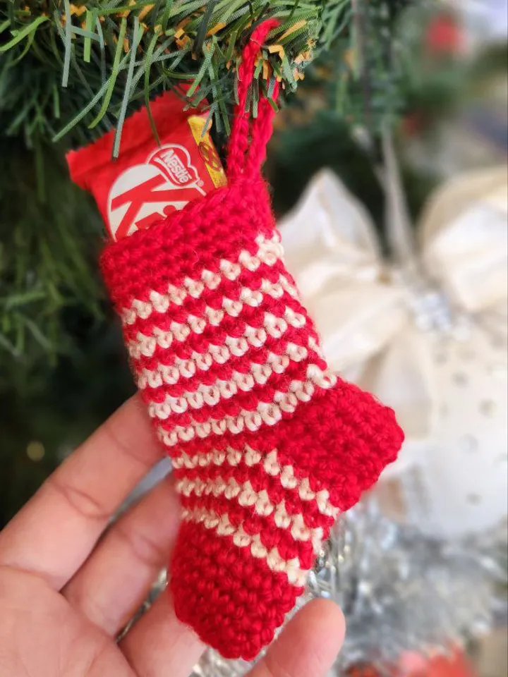 Adorable Mini Stockings Crochet Pattern for Christmas Tree and Advent Calendar