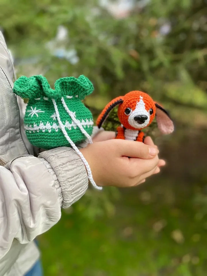 PDF Beagle in a Christmas Bag Crochet pattern, Crochet Animal Pattern, Crochet Puppy, Christmas Amigurumi, Crochet Cute Dog Amigurumi