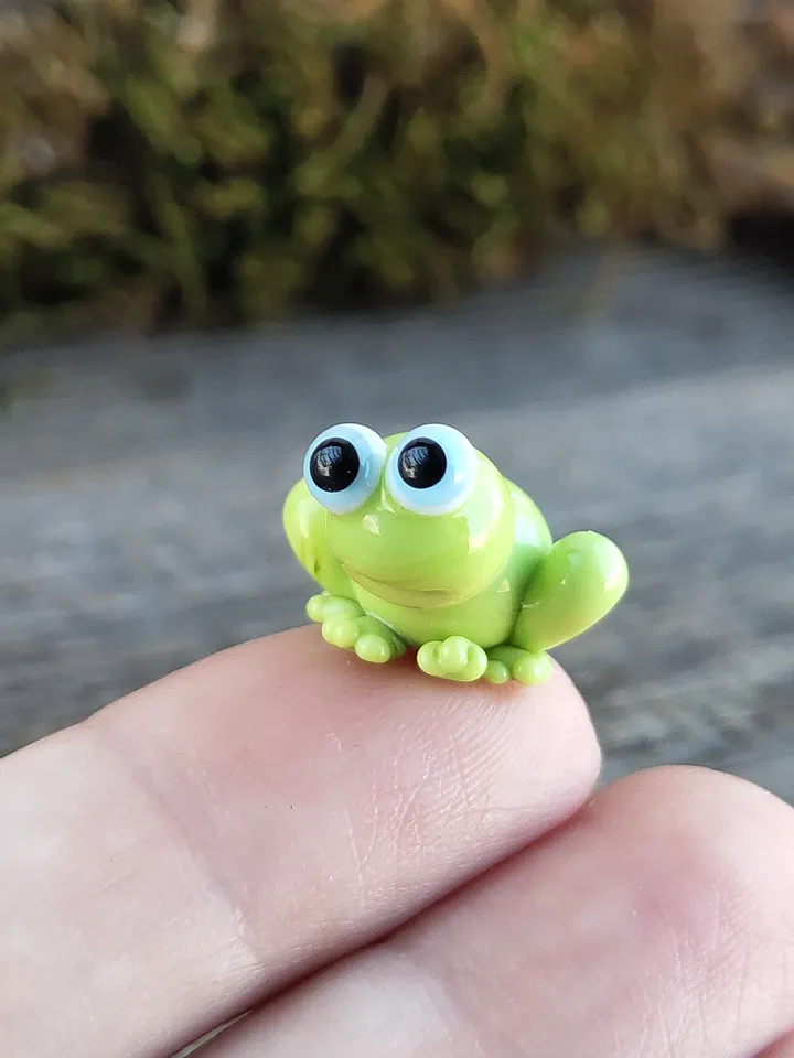 Frog gifts Frog figurine Tiny frog miniature, mini glass frog figurine, micro frog sculpture, small reptile figure Frog ornament Frog decor