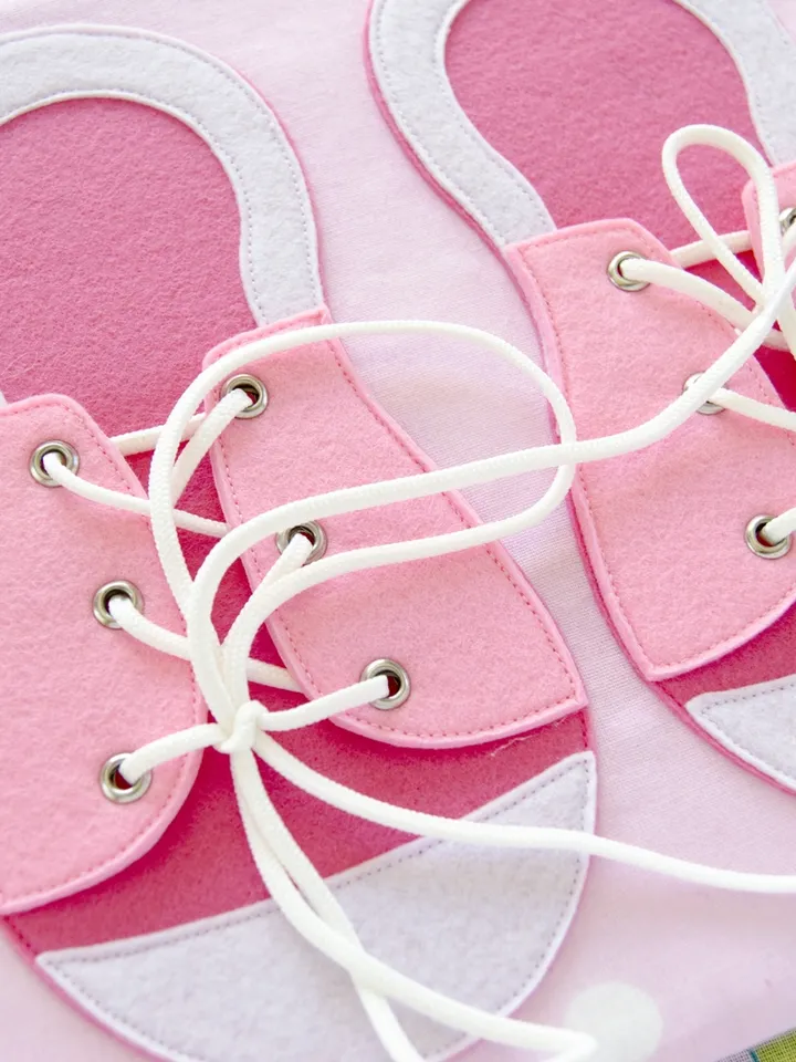 Quiet book page, Shoe tying , PDF sewing pattern, SVG files, 2 sizes
