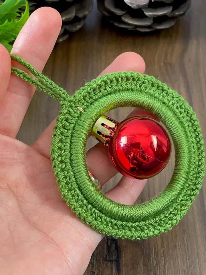 Handmade Wreath Crochet Pattern, Festive Ornament with Bauble PDF, DIY Christmas Décor for Beginners
