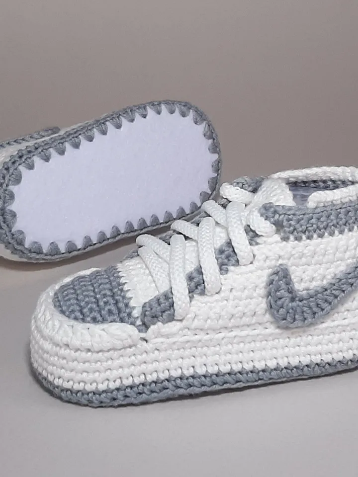 Crochet baby booties grey/blue, fashionable baby shoes, gift for baby boy or girl, coworker baby gift