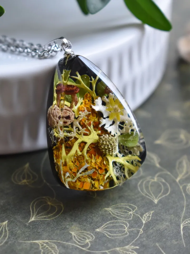 Lichen drop pendant. Pendant with lichen in resin. Necklace with real lichen. Forest medallion with lichen and moss in resin.