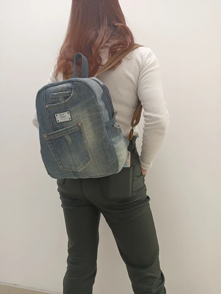 Denim backpack with 100 percent cotton lining, handmade, recycled jeans, 5 pockets on the outside, 2 deep pockets on the inside, strong webbing straps, decorated with a label and genuine leather on the zipper puller. size: height 30 cm. *25*12cm