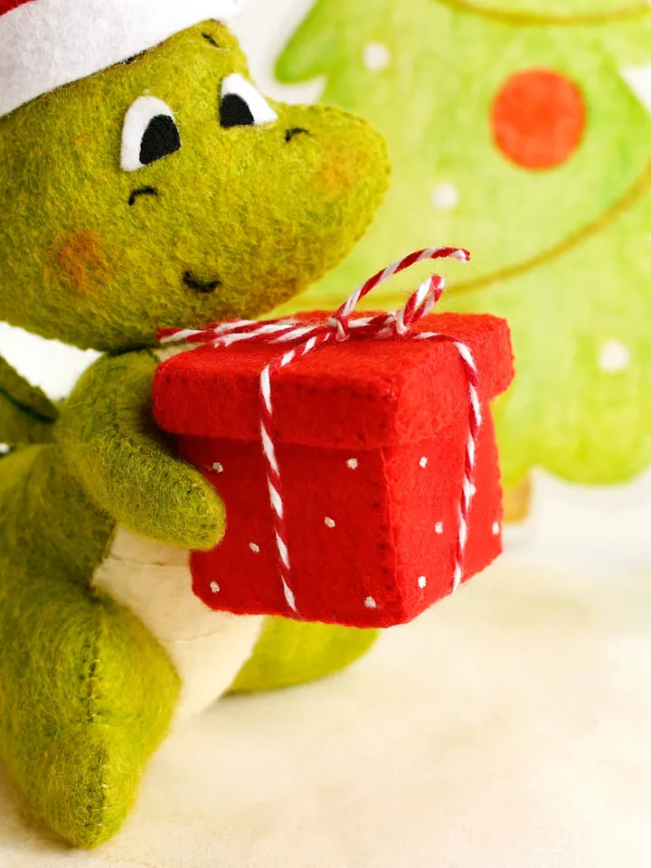 Felt green dragon with Christmas present hand sewing PDF tutorial with patterns, DIY Christmas tree ornament. Felt dinosaur toy pattern