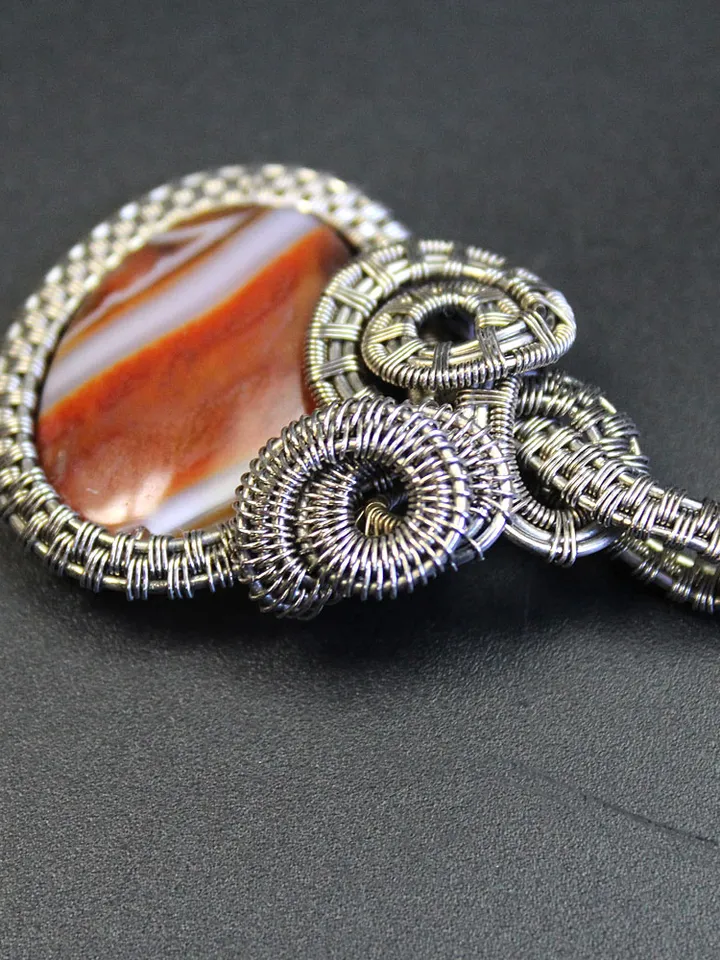 Handmade pendant made of nesilber wire with agate stone.