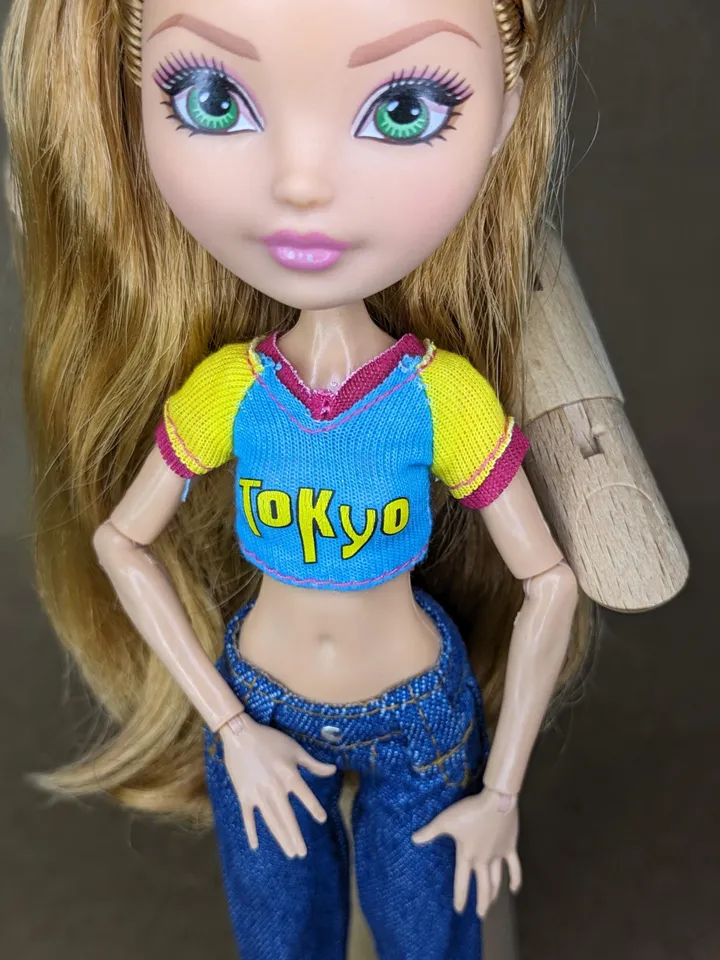 Blue & yellow T-shirt for 10.5-inch female dolls (MH, EAH)