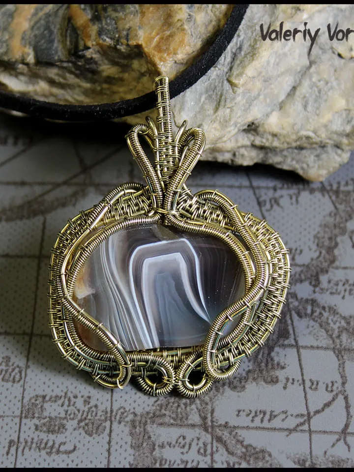 Handmade pendant made of brass wire and natural agate.