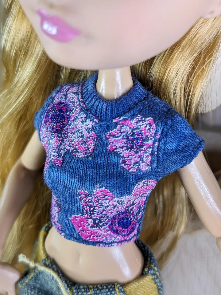 Gray T-shirts or jeans for 10.5-inch female dolls (MH, EAH)