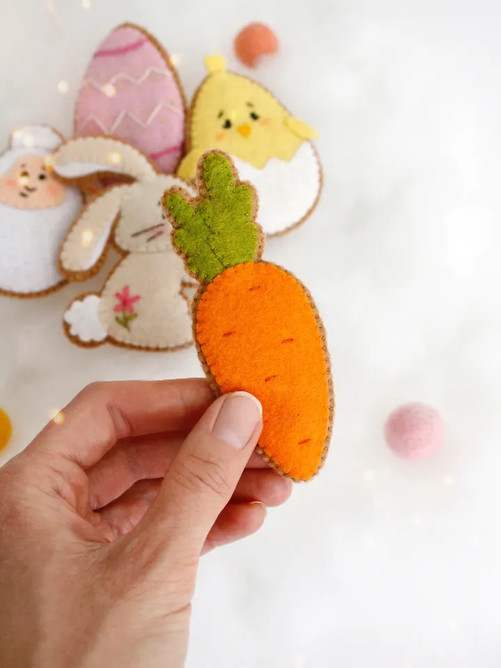 Felt garland with Easter cookies hand sewing PDF tutorial with patterns. DIY Easter ornament. Felt Easter wall decoration