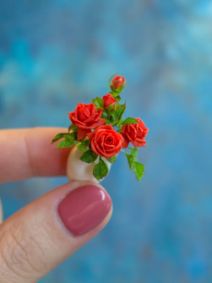 MINIATURE Roses in a Ceramic vase | Dollhouse miniatures