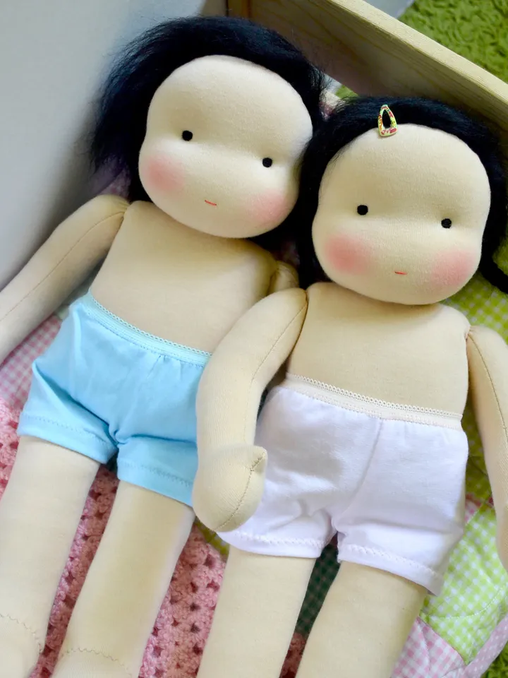 DIY clothes set for a Waldorf doll 13 inch (33 cm) tall. PDF sewing patterns and tutorials.