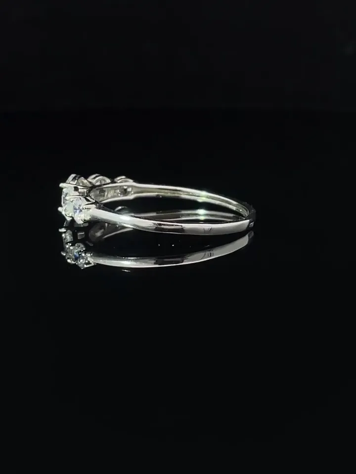 Silver ring path of cubic zirconia stones 925