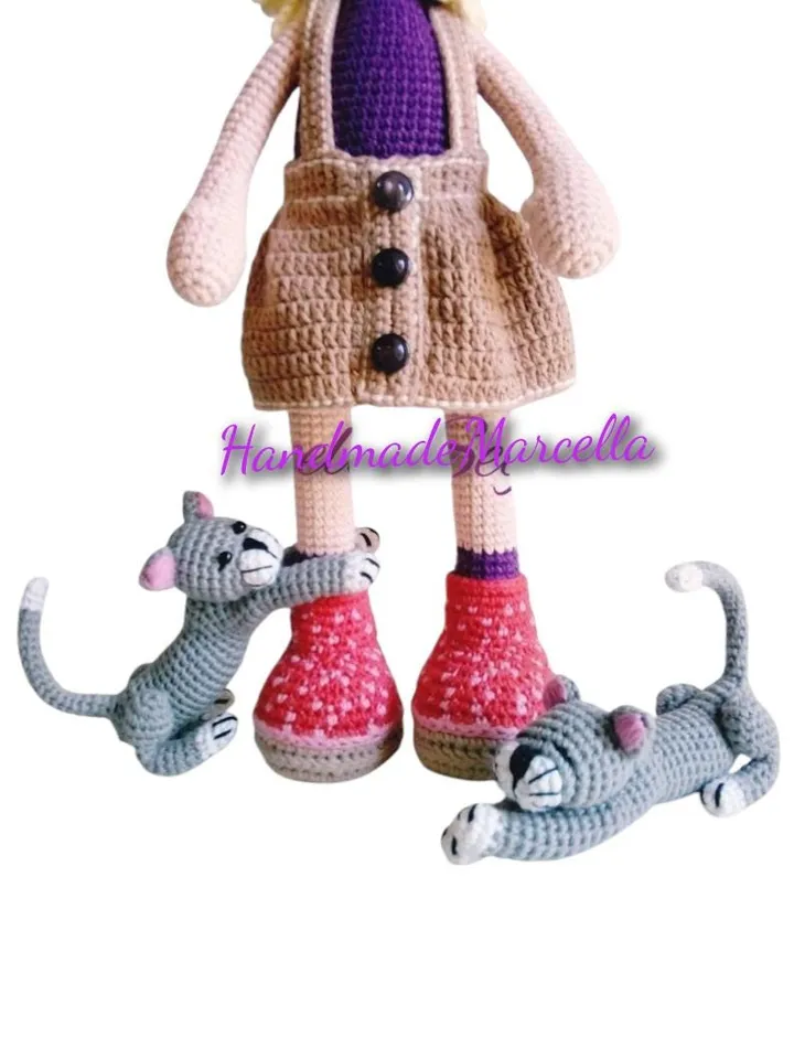 Tessa Amigurumi Doll with Kittens โ 37 cm Handmade Articulated Cotton Doll โ Collectible Crochet Doll โ Gift for Doll Lovers