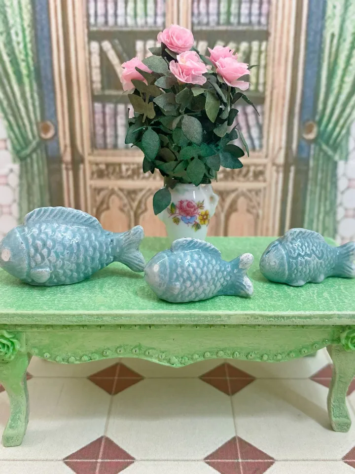 Vintage ceramic figurines for a dollhouse. 1:12. Mini figurines for a doll. Dollhouse accessories. Ceramic fish.