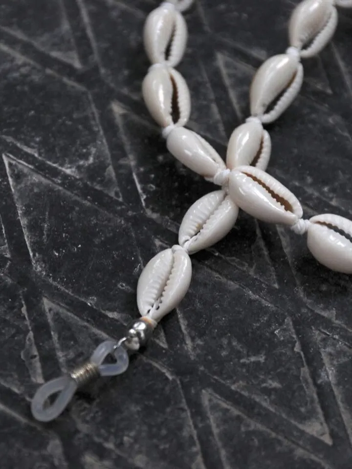Cowrie shell sunglasses chain / boho accessories /eye glass holder handmade / coachella style / sunglasses puka cord