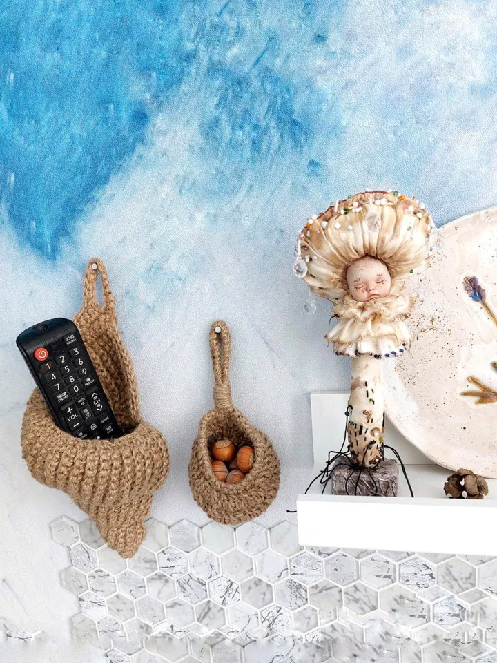 A hanging basket in the shape of a sea shell.
Handmade crocheted seashell made of jute.
Eco-friendly decor in a nautical style. Use the basket as a cachepot for small flowers, organizer for cosmetics, for combs and other items.