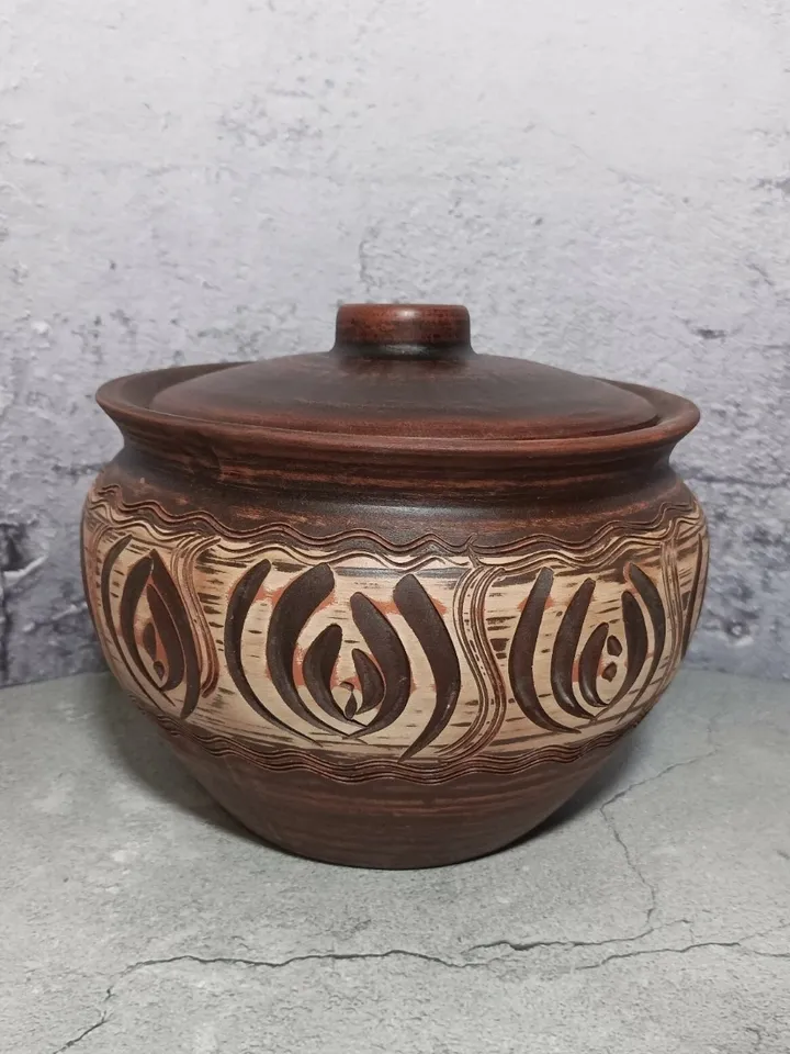 Ceramic casserole with a lid 135.25 fl.oz Handmade from red clay Carved pattern