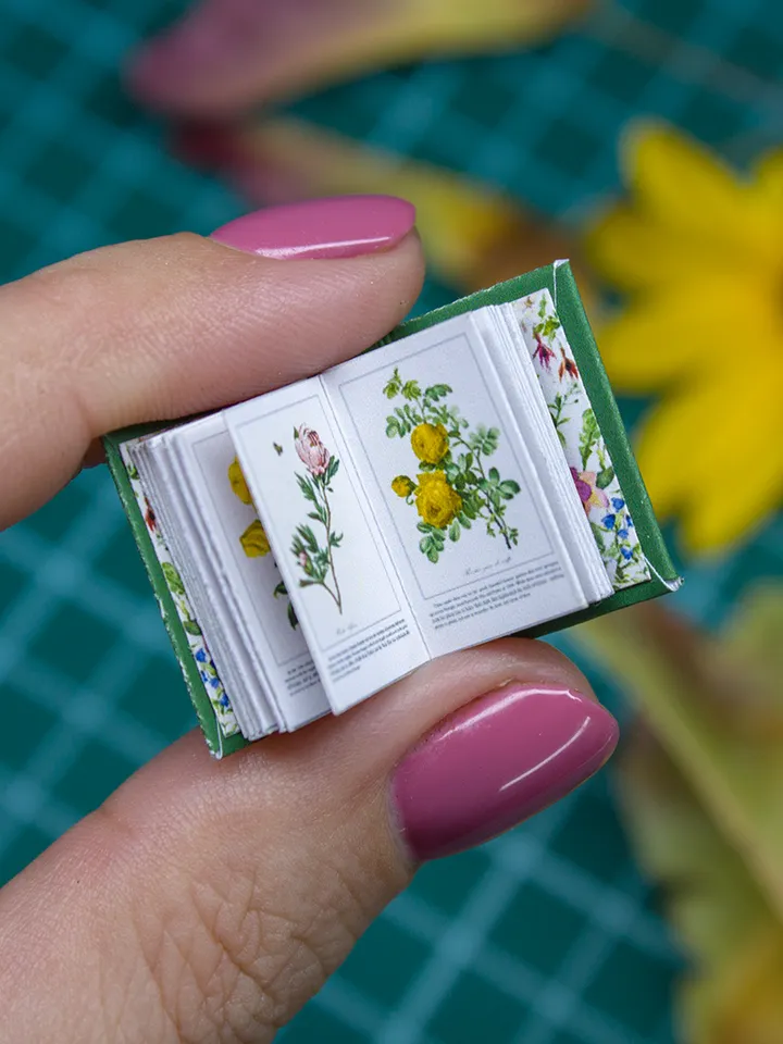 TEMPLATE Miniature botanical art book