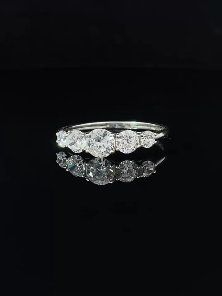 Silver ring path of cubic zirconia stones 925