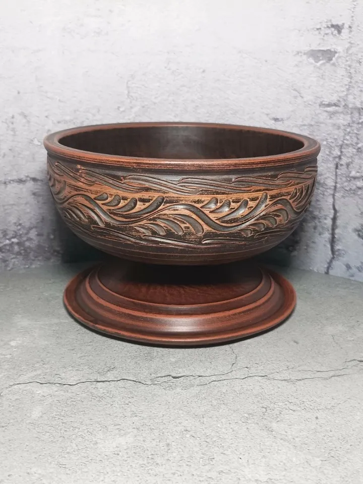 Pottery casserole 84.53 fl.oz Handmade from red clay, carved pattern