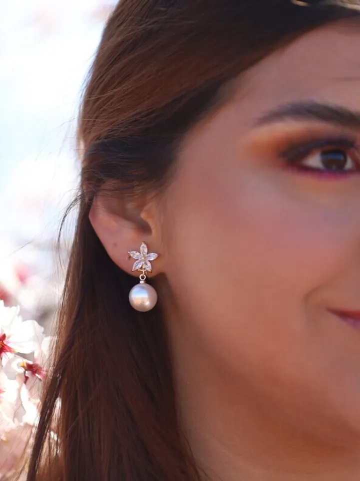 Bridal Drop Earrings, Gold Wedding Earrings, Pearl Wedding Earrings, Swarovski Bridal earrings, Wedding Earrings for brides, Flower Earrings