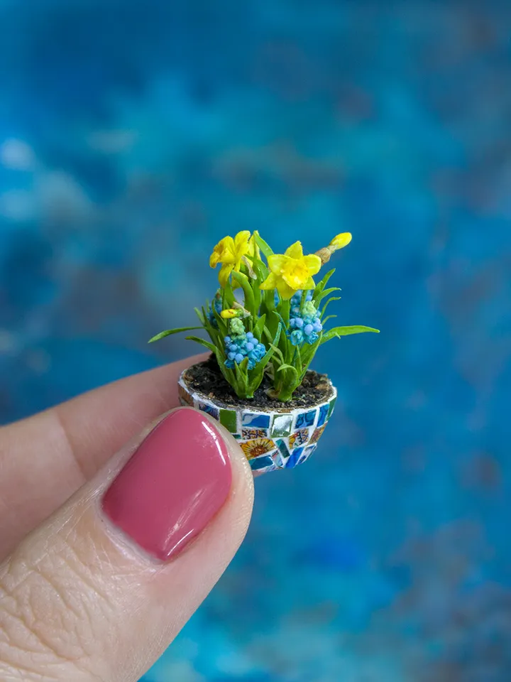 MINIATURE daffodils and muscari in a mosaic pot | Dollhouse miniatures