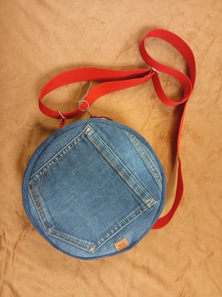 Round denim crossbody bag, for various necessary trifles, with 3 pockets and a long red strap 120 cm, cotton inside, d 20,5 cm
handbag for small things. Put your phone, wallet, glasses, keys in it and go for a walk / You will love it!