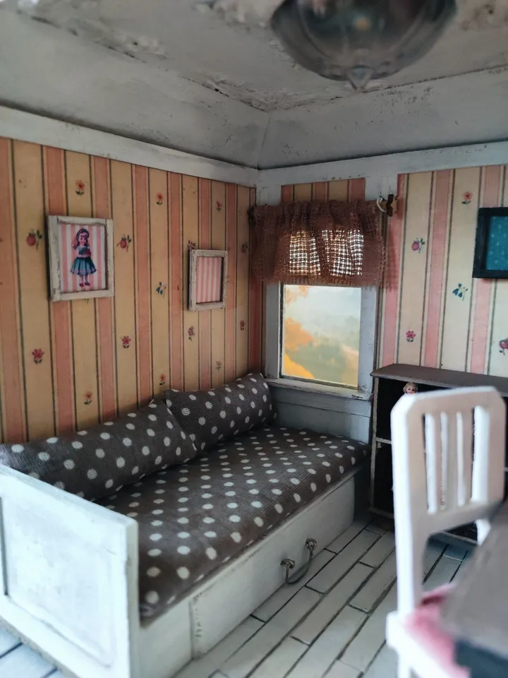 Miniature Roombox for Dolls Little Collector's Dollhouse 1/18 scale