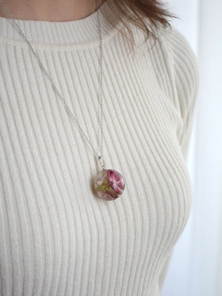 Hydrangea sphere pendant in resin. Necklace with pink hydrangea. Pendant sphere with real hydrangea.