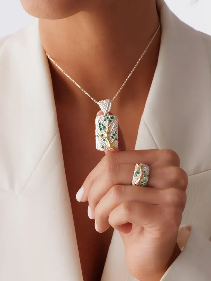 Women's neck pendant 925 sterling silver with scattering of nano-emeralds