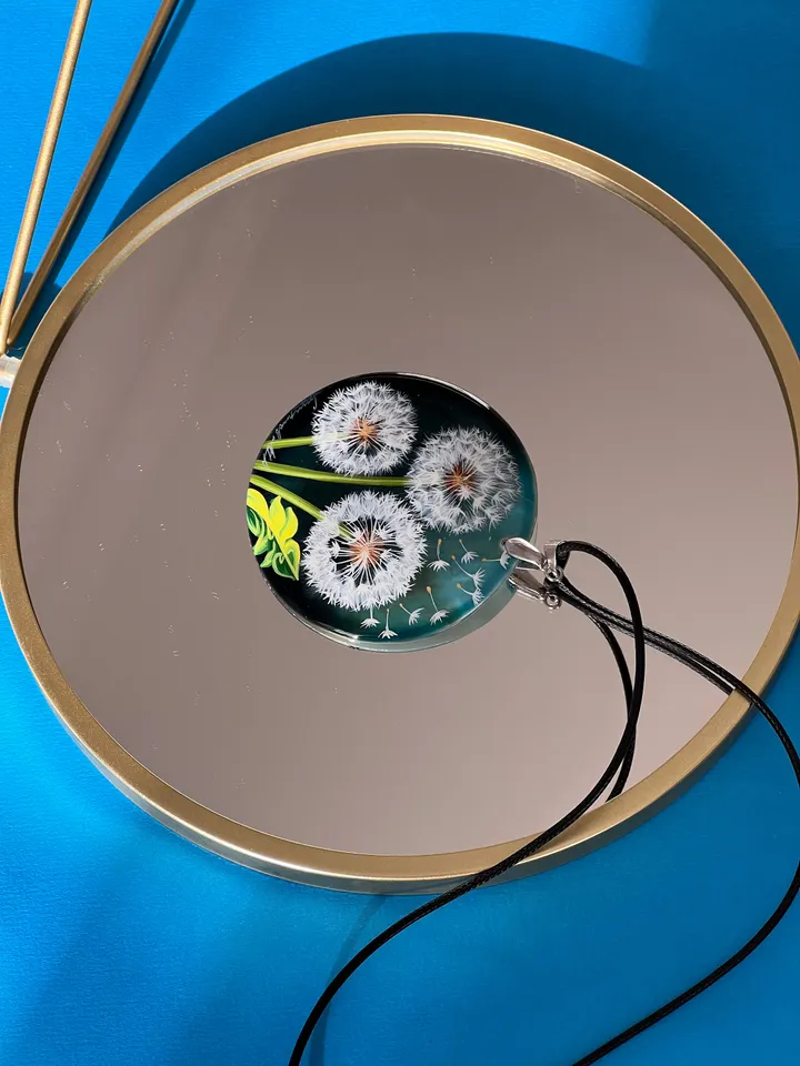 Nature's Delight: Artistic Nacre Pendant - Hand-Painted Three Dandelions on Blue, A Tribute to the Fleeting Beauty and Symbol of Resilience