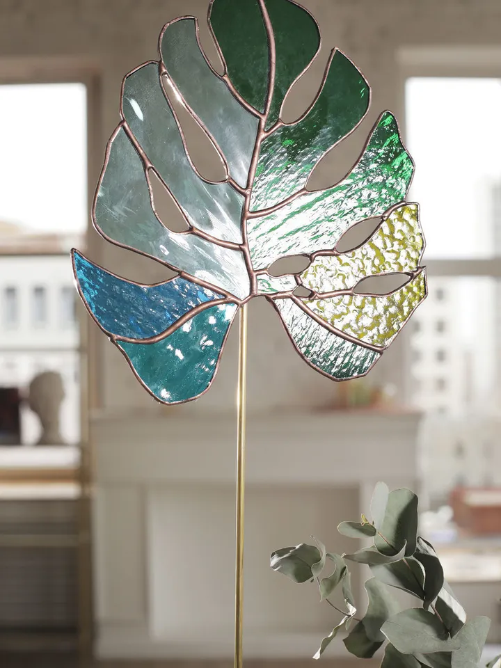 Monstera Leaf on a Brass and Cast Stone Stand, Stained Glass Leaf, Decorative Glass Plant, Tiffany Style Leaf, Monstera Glass Art, Green Glass Leaf, Monstera on a Stand