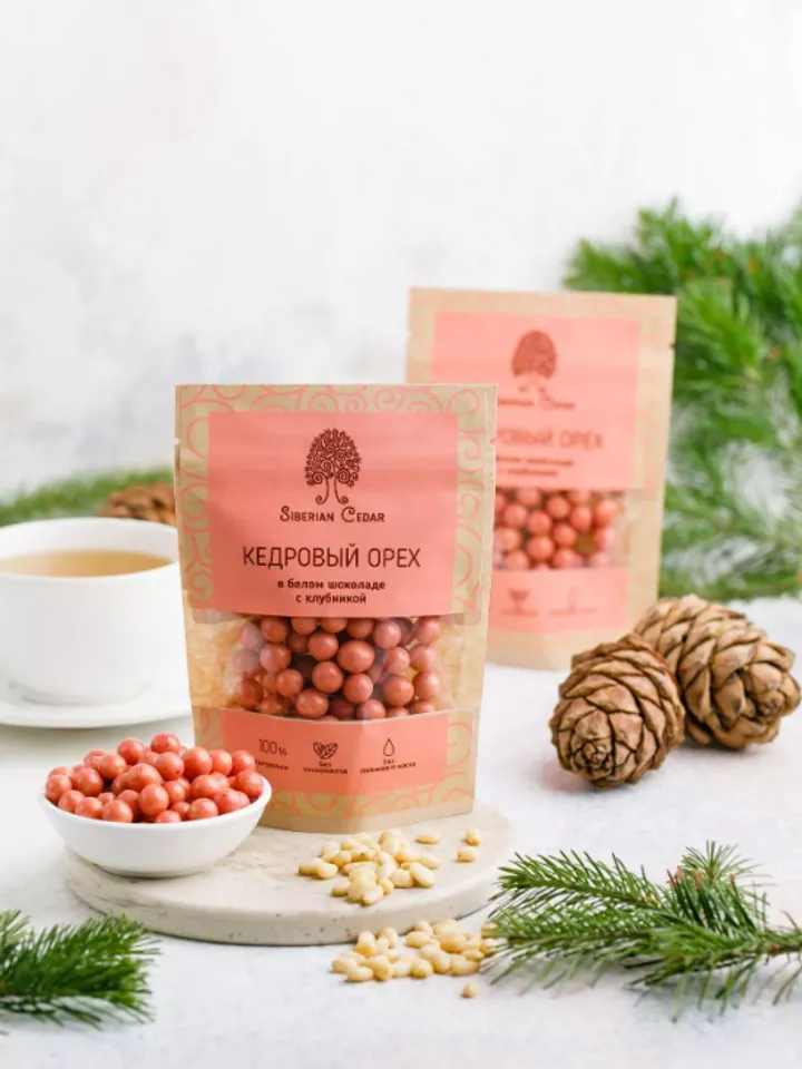Pine nut kernel in white chocolate with strawberries, 60gr.