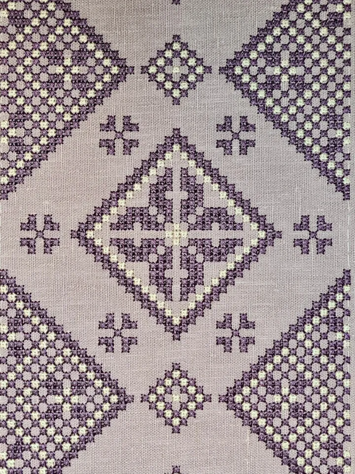 Set designer of 20 machine embroidery designs with a large French knot to create your own compositions and decorate clothes, accessories