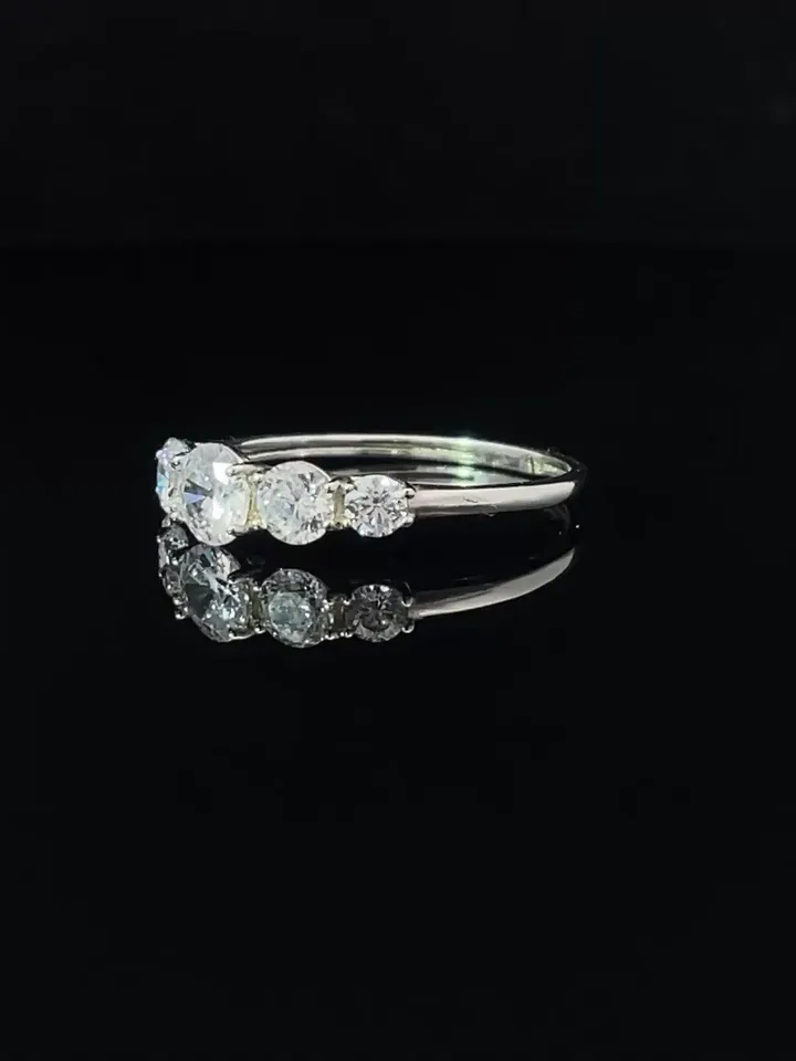 Silver ring path of cubic zirconia stones 925