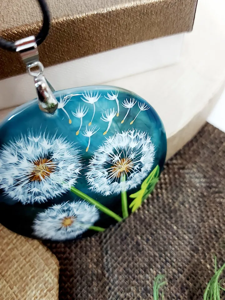 Nature's Delight: Artistic Nacre Pendant - Hand-Painted Three Dandelions on Blue, A Tribute to the Fleeting Beauty and Symbol of Resilience