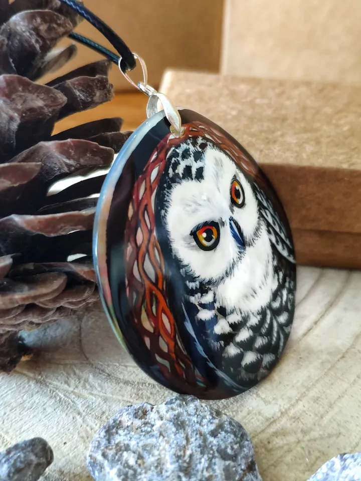 Pearl pendant necklace: Snowy owl handmade jewelry • Ghost of Artic painted on mother of pearl • dainty wisdom talisman • snow owls amulet