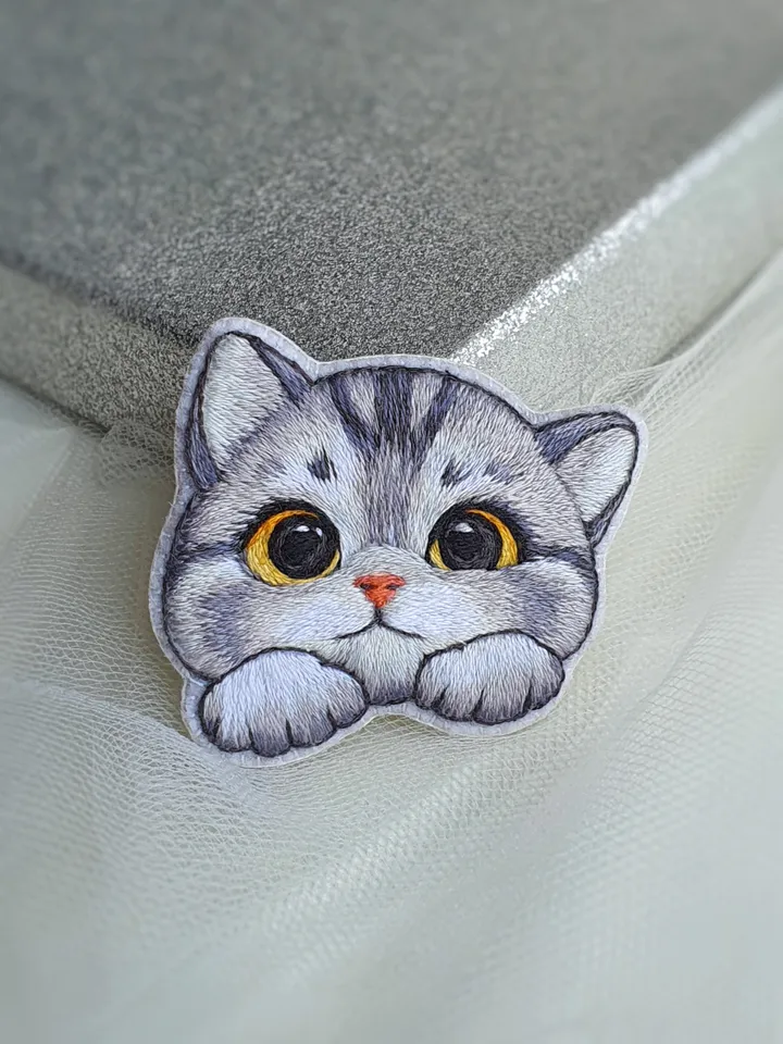 Kitten Brooch. Hand-embroidered brooch, artistic satin stitch.