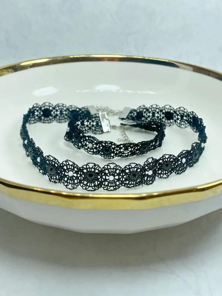 The choke and bracelet are lace. Set of jewelry. handmade.